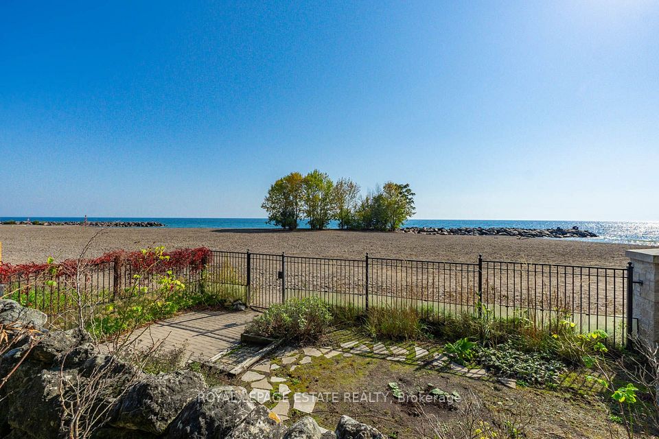 422 Lake Front, Toronto, ON M4E 1A8