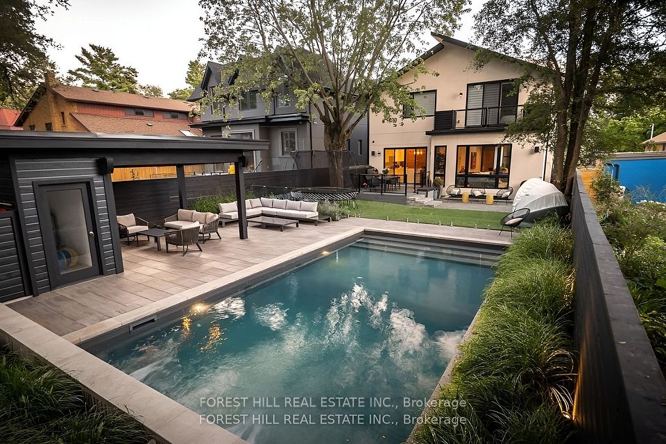 8 Nora Road, Toronto, ON M9A 1C9