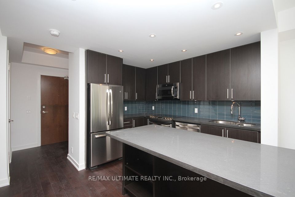 2212 Lake Shore Boulevard W TH1, Toronto, ON M8V 0C2